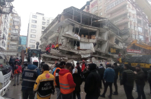 7,7 και 7,8 βαθμών της κλίμακας Ρίχτερ ήταν η ισχύς των σεισμών, οι οποίοι σκόρπισαν τον θάνατο στον νότο της Τουρκίας και στη Βόρεια Συρία. 