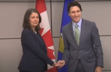 Καναδάς: Ο Τζάστιν Τριντό χαιρετά την πρωθυπουργό της Αλμπέρτα με μια αμήχανη χειραψία και γίνεται viral - Οι δύο τους έχουν σημαντικές πολιτικές διαφορές.