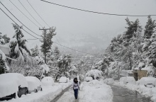 Χιόνια από την κακοκαιρία «Μπάρμπαρα» - Γυναίκα περπατά σε χιονισμένο δρόμο