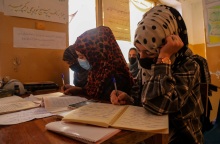 «Καμία διαφυγή» για τα νέα κορίτσια από το Αφγανιστάν - παντρεύονται πρόωρα για να γλιτώσουν τη φτώχεια αφότου αναγκάστηκαν να εγκαταλείψουν την εκπαίδευση. 