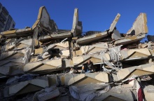 Άνθρωποι πάνω στα ερείπια μετά τον σεισμό στην Τουρκία