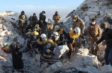 Σεισμός στην Τουρκία - Διασώστες πάνω από τα συντρίμμια