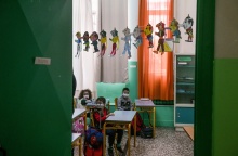 Μαθητές Δημοτικού Σχολείου φορώντας τις μάσκες τους μέσα στην αίθουσα