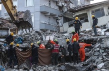 Ο σεισμός στην Τουρκία και το ενδεχόμενο για ένα καινούργιο ξεκίνημα στις ελληνοτουρκικές σχέσεις. 