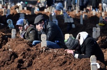 Σεισμός Τουρκία - Συρία: Οι νεκροί θάβονται σε ομαδικούς τάφους ενώ σβήνουν οι ελπίδες για την ανεύρεση επιζώντων - Μαρτυρίες από τις πληγείσες περιοχές.