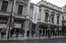 Ανθρώπινη αλυσίδα περιμετρικά του κτηρίου Τσίλερ όπου στεγάζεται το Εθνικό Θέατρο, απο καλλιτέχνες που πραγματοποιούν κατάληψη