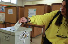 Γυναίκα προσέρχεται στην κάλπη και πετά το ψηφοδέλτιο της για την ανάδειξη του νέου Προέδρου της Κυπριακής Δημοκρατίας