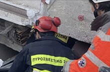 Στελέχη της ΕΜΑΚ στα ερείπια κτιρίων στην Τουρκία μετά τον σεισμό