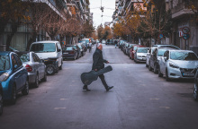 Ο τραγουδοποιός Γιώργος Δημητριάδης απαντά σε 33 ερωτήσεις για την Αθήνα - Το νέο του άλμπουμ «Οδός Ριανκούρ» και το καινούργιο τραγούδι «Μία Ανάσα»