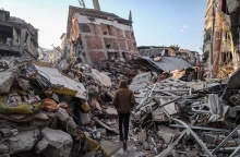 Πολίτης περπατά ανάμεσα στα χαλάσματα μετά τον σεισμό στην Τουρκία