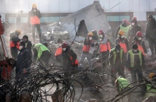 Διασώστες στα χαλάσματα αναζητούν επιζώντες μετά τους φονικούς σεισμούς στην Τουρκία και τη Συρία