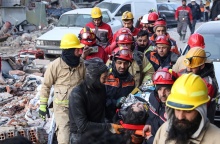 Σεισμός Τουρκία: Διάσωση νεαρής γυναίκας έξι ημέρες μετά τα φονικά Ρίχτερ - Διασώστες μεταφέρουν γυναίκα με φορείο