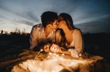 Η διευθύντρια του Βιοχημικού Εργαστηρίου του τμήματος Χημείας του ΑΠΘ, Δώρα Χόλη - Παπαδοπούλου, εξηγεί βήμα προς βήμα πώς δημιουργείται ο κεραυνοβόλος έρωτας.