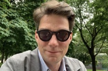 Γερμανική όπερα έθεσε σε διαθεσιμότητα τον διευθυντή μπαλέτου της επειδή λέρωσε το πρόσωπο δημοσιογράφου με περιττώματα σκύλου, μετά από αρνητική κριτική.