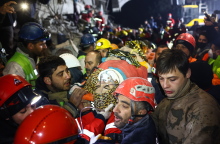 Διασώστες βγάζουν από τα χαλάσματα ακόμα μία γυναίκα