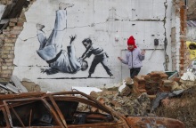 Banksy: Με αφορμή τη νέα του τοιχογραφία για την οικογενειακή βία, αναδρομή στο έργο του αινιγματικού καλλιτέχνη που κάνει αντάρτικο πόλης μέσω της street art.