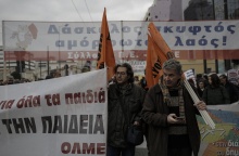 Εκπαιδευτικοί συγκεντρωμένοι στα Προπύλαια