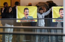 Ευρωπαϊκό Κοινοβούλιο: Κούρδοι διαδηλωτές μπήκαν στην αίθουσα της Ολομέλειας και φώναξαν συνθήματα υπέρ του Οτσαλάν - Φυγαδεύτηκε η Ρομπέρτα Μετσόλα.