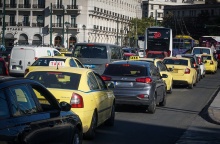Αυτοκίνητα σε στοίχους λόγω κίνησης σε κεντρικό δρόμο της Αθήνας