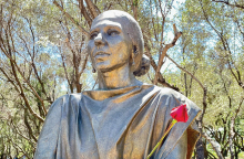 Το τριαντάφυλλο της παρηγοριάς για την ημέρα του Αγίου Βαλεντίνου στο άγαλμα της Κάλλας