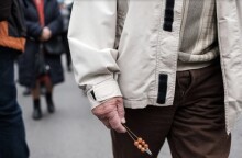 Συνταξιούχος με κομπολόι στο χέρι