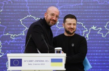 Ο πρόεδρος του Ευρωπαϊκού Συμβουλίου Σαρλ Μισέλ δηλώνει ότι η ΕΕ πρέπει να παραδώσει τον εξοπλισμό για την εκδίωξη των ρωσικών στρατευμάτων από την Ουκρανία. 