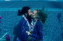 Ρεκόρ Γκίνες για το πιο παρατεταμένο υποβρύχιο φιλί κατέρριψαν δύο ερωτευμένοι ανήμερα του Αγίου Βαλεντίνου - Η ιστορία του ρομαντικού εγχειρήματος.