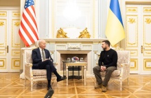 Ο πρόεδρος των ΗΠΑ, Τζο Μπάιντεν, με τον πρόεδρο της Ουκρανίας, Βολοντίμιρ Ζελένσκι