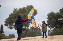Καθαρά Δευτέρα - Παιδί με γονέα στα Κούλουμα