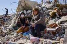 Πληγέντες πάνω από τα χαλάσματα του φονικότατου σεισμού που έπληξε πριν από δύο εβδομάδες την Τουρκία