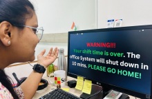 Ινδική εταιρεία τεχνολογίας αναγκάζει το προσωπικό της να πάει σπίτι εγκαίρως - Το καθημερινό πολύχρωμο μήνυμα στους υπολογιστές των εργαζόμενων.