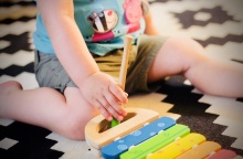 Παιδάκι παίζει με ξυλόφωνο - Διακρίνονται το χεράκι και τα ποδαράκια του