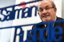 Ιράν: Ίδρυμα δωρίζει 1.000 τετραγωνικά μέτρα γης στον δράστη της επίθεσης εναντίον του Σαλμάν Ρουσντί - Επί 33 χρόνια στόχος των φονταμενταλιστών ο συγγραφέας.