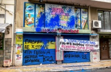 Βιασμός 12χρονης στον Κολωνό: Συνθήματα στο κατάστημα του Ηλία Μίχου