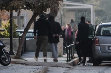 Κατηγορούμενος οδηγείται στον ανακριτή για την υπόθεση βιασμού της 12χρονης στον Κολωνό