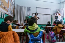 Δασκάλα εν ώρα μαθήματος μέσα σε τάξη με παιδιά