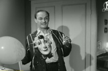 Ο Ντίνος Ηλιόπουλος σε αποκριάτικη σκηνή της Finos Film