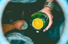 Έφηβοι κρατούν ποτήρια με ποτά κατά τη διάρκεια νυχτερινής τους εξόδου σε μπαρ