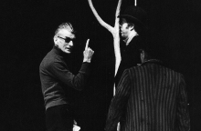 O Σάμιουελ Μπέκετ σκηνοθετεί το «Περιμένοντας τον Γκοντό» στο Βερολίνο το 1975