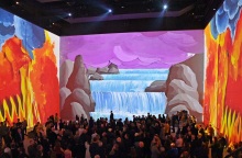 «Bigger & Closer (not smaller & further away)»: Μια φαντασμαγορική έκθεση στο Λονδίνο για τη ζωή και το έργο του βρετανού ζωγράφου Ντέιβιντ Χόκνεϊ.