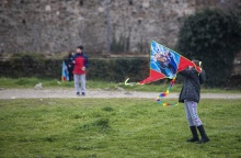 Παιδί κρατά τον χαρταετό του
