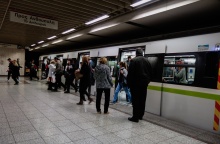 Συρμός του μετρό σε σταθμό   - Στιγμιότυπο κατά την επιβίβαση και αποβίβαση πολιτών