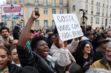 Πορτογαλία: Η ιλιγγιώδης αύξηση του κόστους ζωής βγάζει χιλιάδες στους δρόμους της Λισαβόνας - Αμοιβές κάτω των €1.000 για πάνω από το 50% των εργαζομένων.