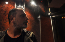 O συνθέτης και μουσικός παραγωγός Serafim Tsotsonis παρουσιάζει το single «Dear Fear» κι εξηγεί την έμπνευσή του.