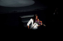 Μέλος της μπάντας Cateura παίζει βιολί από ανακυκλωμένα υλικά