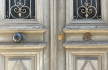 Πόμολα στα Εξάρχεια