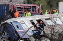 Διασώστες αναζητούν εγκλωβισμένους στα βαγόνια του μοιραίου τρένου στα Τέμπη