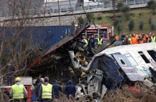 Συντρίμμια βαγονιών αποσύρονται από το σημείο της τραγωδίας στα Τέμπη