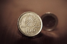 Νόμισμα της δραχμής μπροστά από νόμιμα του ευρώ