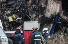 Απομακρύνονται τα συντρίμμια από τη σύγκρουση των τρένων στα Τέμπη